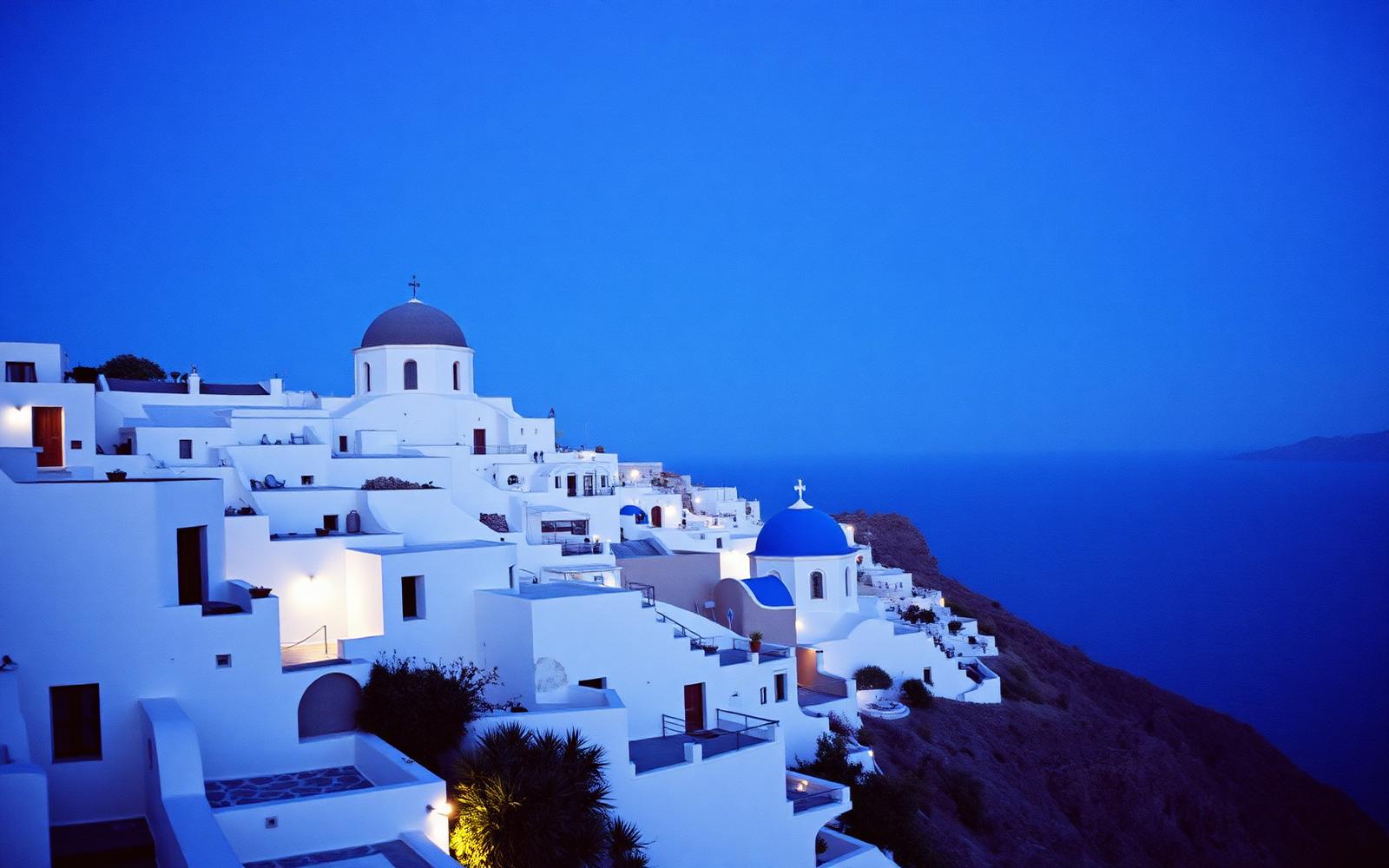 Santorini Travel Guide — Luxury Hotels, Beautiful Cafés and Hidden Gems